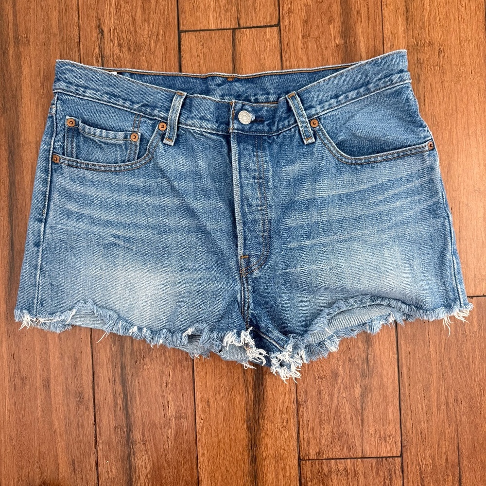 Women's Levi's 501 Original Denim Shorts Size 32 in Roadside Blues